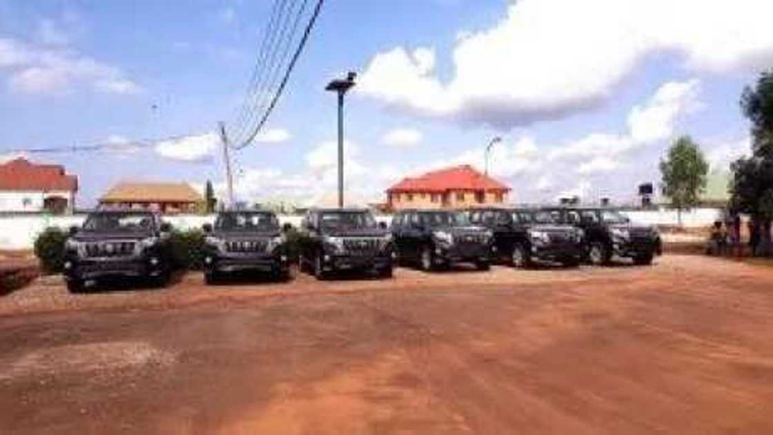 Gwamna Umahi ya sayi motocin naira miliyan 19 Gwamna Umahi ya sayi motocin naira miliyan 19