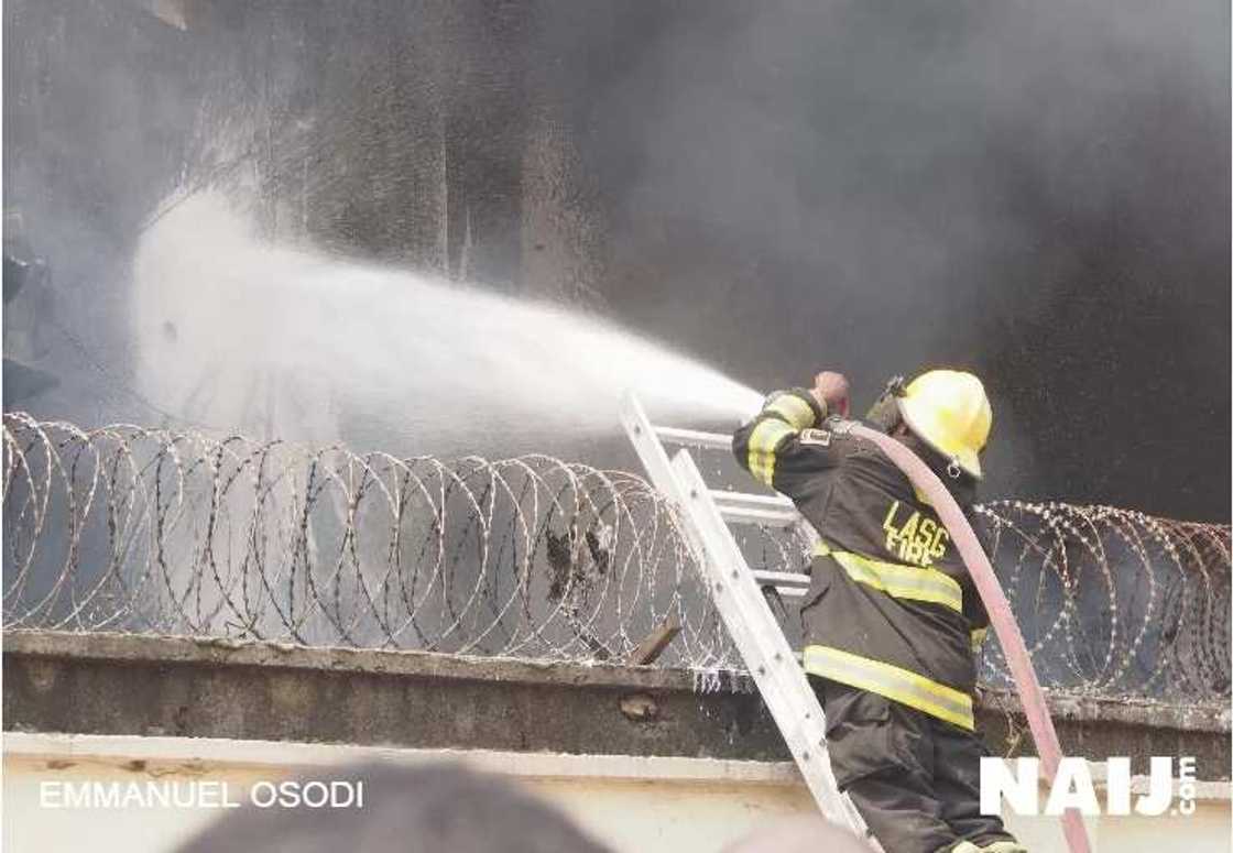 BREAKING: Samsung Digital Centre On Fire (PHOTOS) BREAKING: Samsung Digital Centre On Fire (PHOTOS)