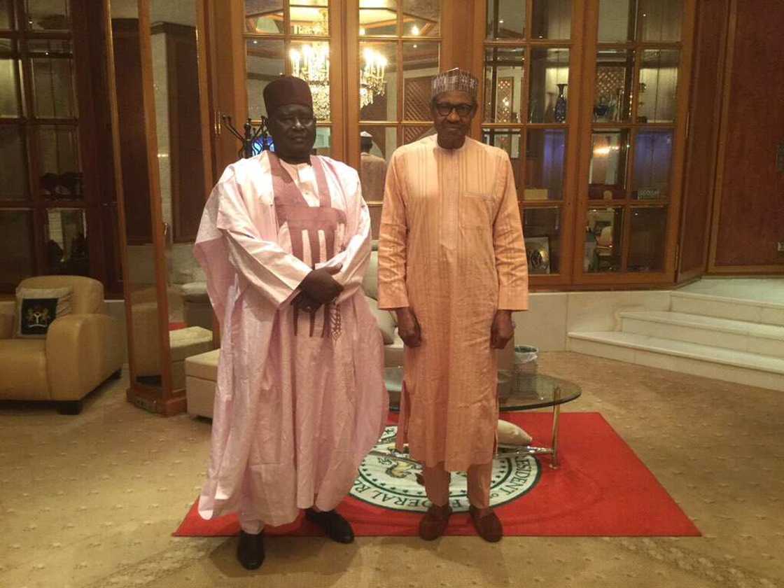 Alhaji Mohammed Lawal ya ga gana da Shugaba Buhari a fadar sa Alhaji Mohammed Lawal ya ga gana da Shugaba Buhari a fadar sa