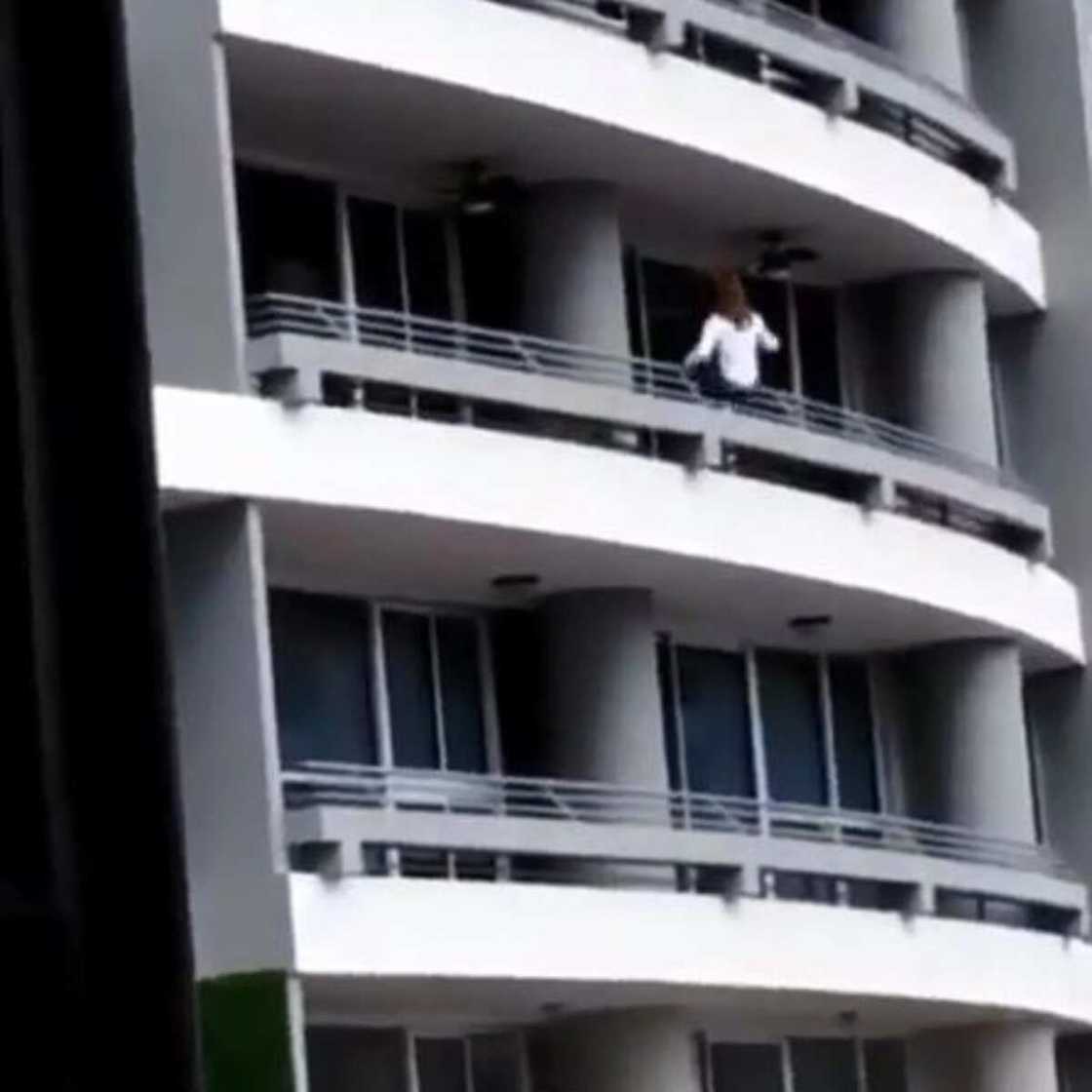 Wata mata ta fado ta mutu daga saman bene na 27 yayinda take kokarin daukar hoton selfie (hotuna) Wata mata ta fado ta mutu daga saman bene na 27 yayinda take kokarin daukar hoton selfie (hotuna)