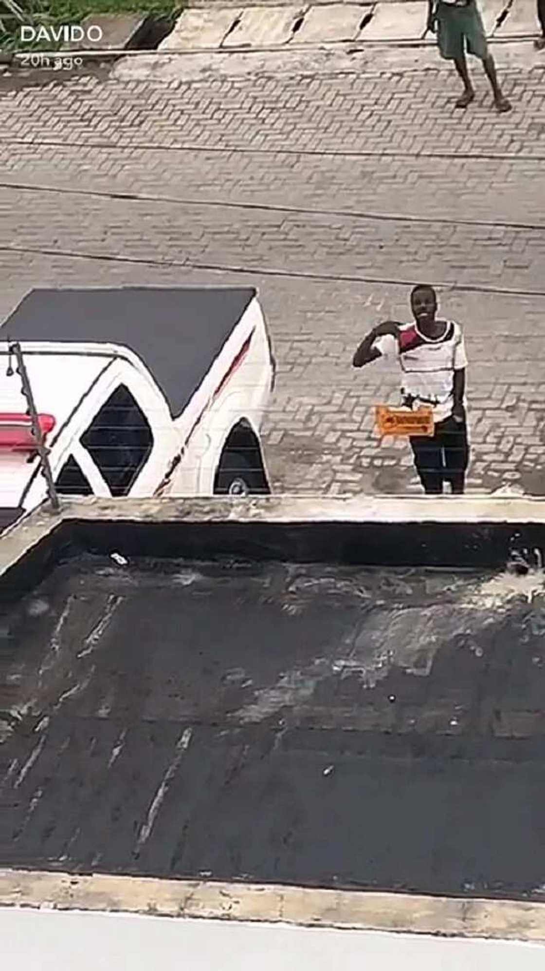 Once again, Davido splashes his cash on lucky fans Once again, Davido splashes his cash on lucky fans