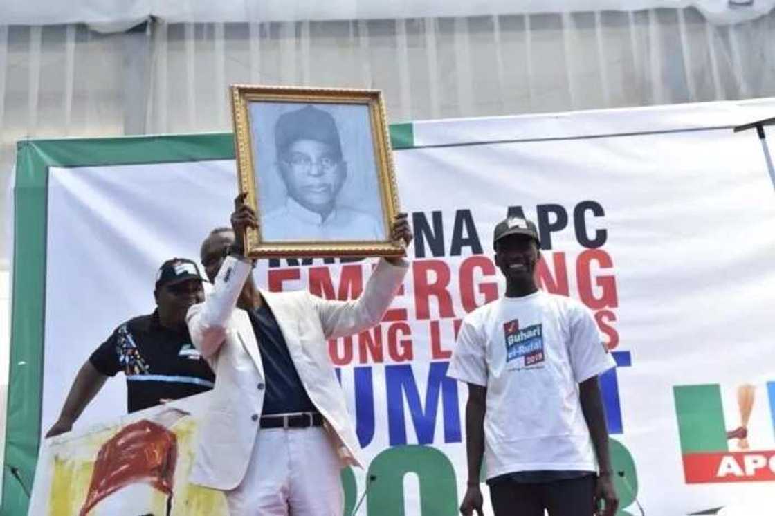 Gwamnan jahar Kaduna ya sha ruwan kuri’u a zaben fitar na gwani na APC Gwamnan jahar Kaduna ya sha ruwan kuri’u a zaben fitar na gwani na APC