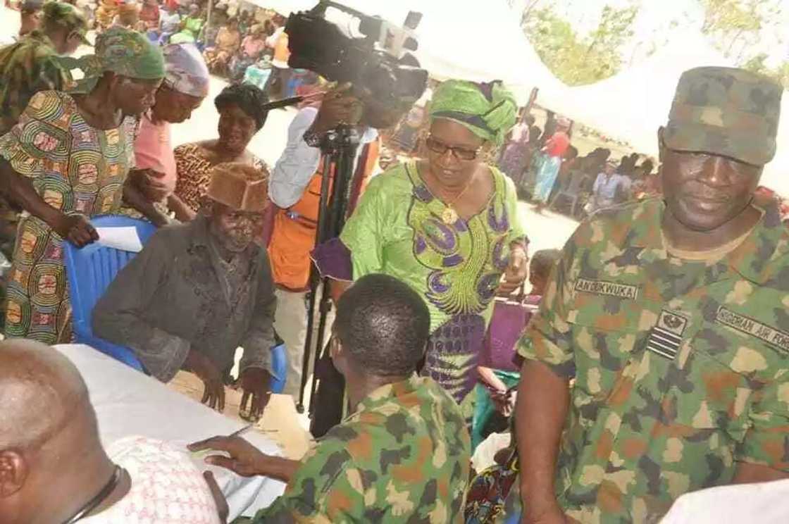 Sojin Saman Najeriya sun fara aikin duba marasa lafiya na kwanki 3 a sansanin 'yan gudun hijira na Benuwai Sojin Saman Najeriya sun fara aikin duba marasa lafiya na kwanki 3 a sansanin 'yan gudun hijira na Benuwai