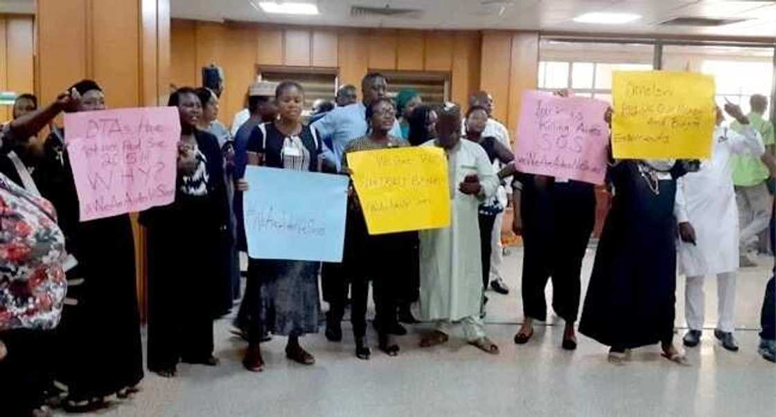 Hotuna: Daga dawowa, Zanga-zanga ya barke majalisar dokokin tarayya Hotuna: Daga dawowa, Zanga-zanga ya barke majalisar dokokin tarayya