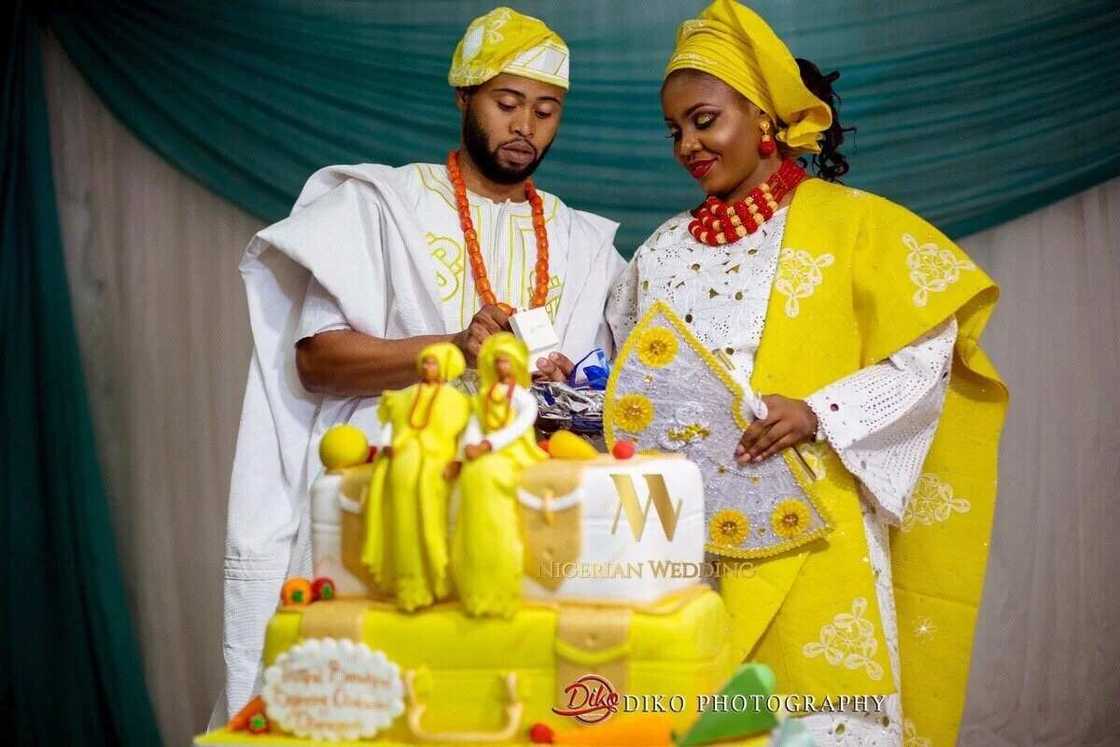 Yoruba traditional wedding cakes: white and yellow Yoruba traditional wedding cakes: white and yellow