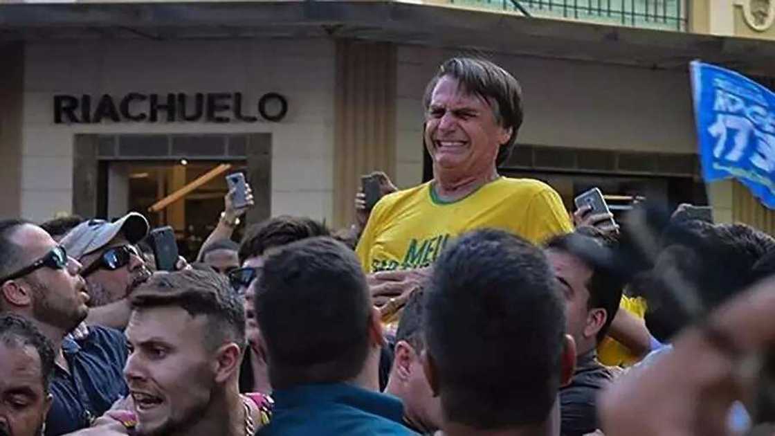 An dabawa dan takarar shugaban kasar Brazil wuka a ciki ana tsaka da taron gangamin yakin zabe An dabawa dan takarar shugaban kasar Brazil wuka a ciki ana tsaka da taron gangamin yakin zabe