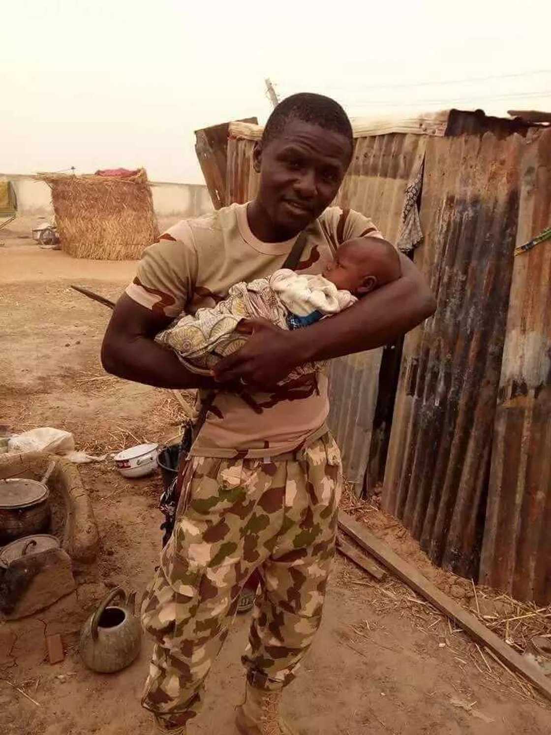 Wani soja ya tsaya don taimakawa masu ciki a lokacin yaki da Boko Haram Wani soja ya tsaya don taimakawa masu ciki a lokacin yaki da Boko Haram