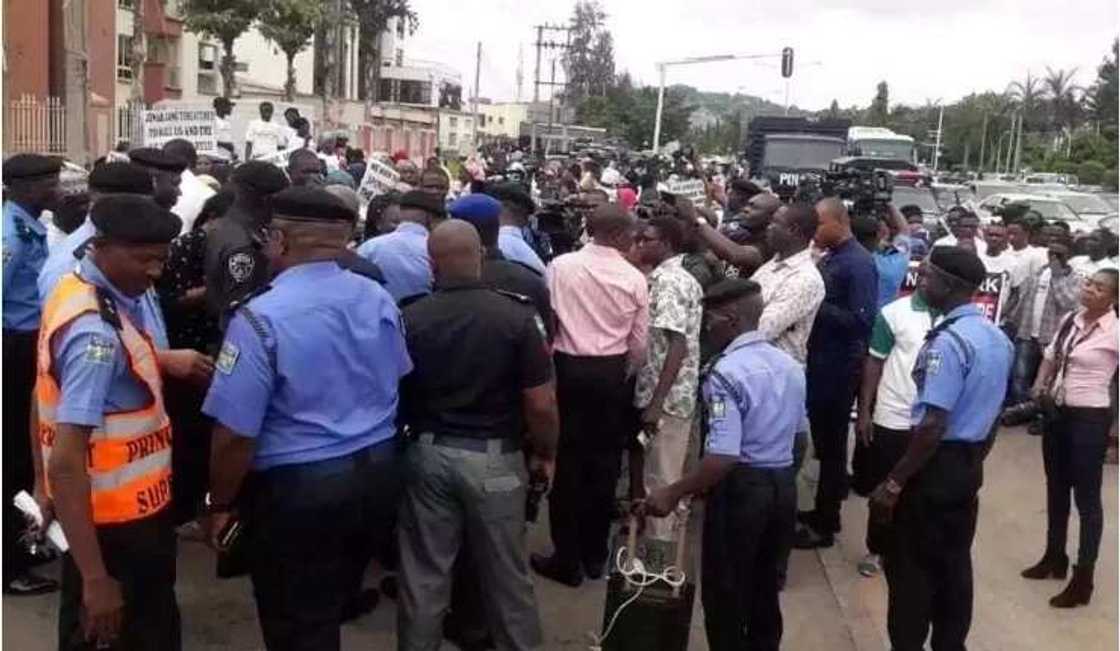 Kashe-kashen Filato: Kungiya tayi zanga-zanga, ta bukaci a bincike Jonah Jang da TY Danjuma (Hotuna) Kashe-kashen Filato: Kungiya tayi zanga-zanga, ta bukaci a bincike Jonah Jang da TY Danjuma (Hotuna)