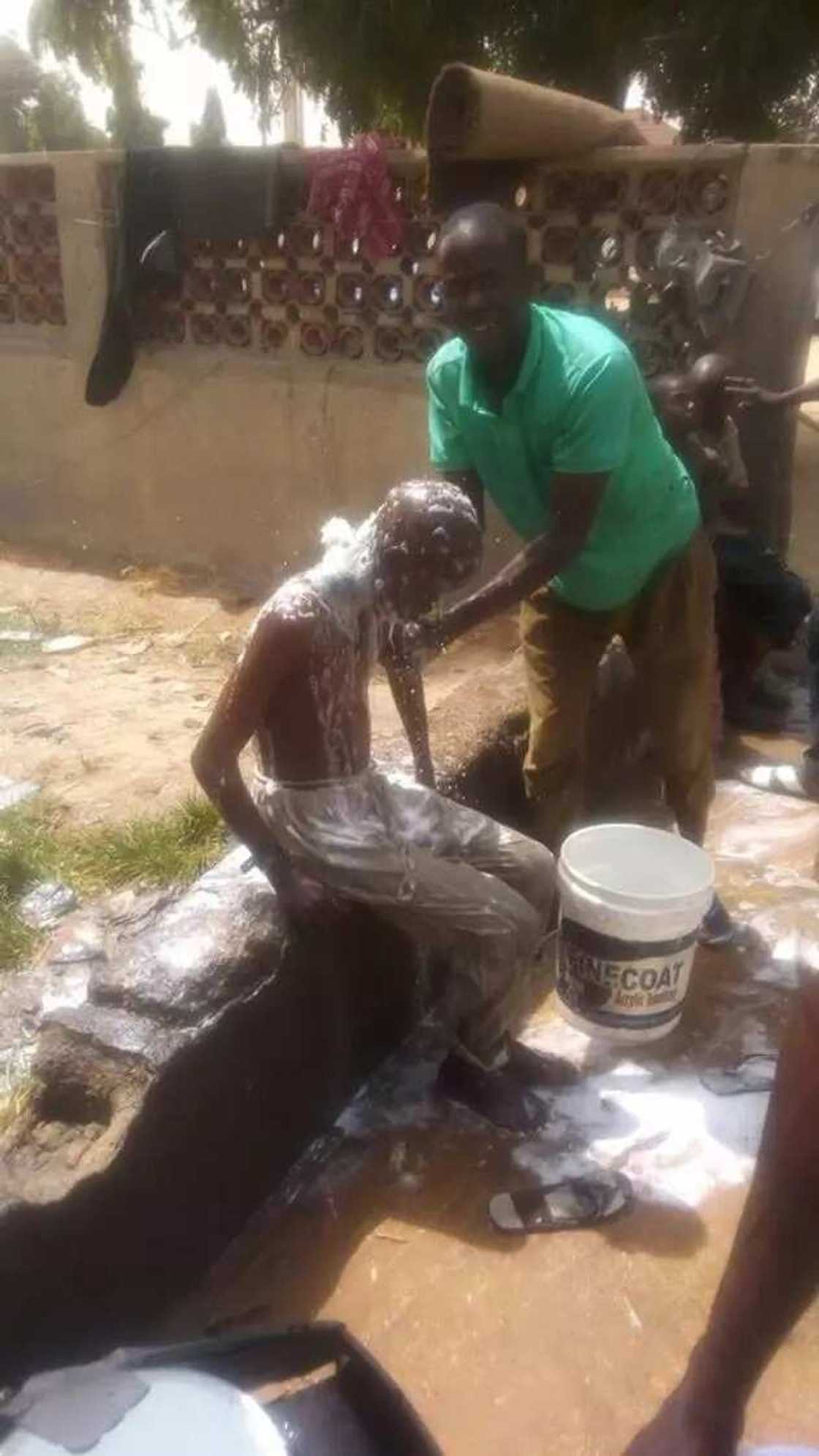 Wani mutumi yayi ma kazaman Almajirai wanka a Maiduguri (Kalli hotuna) Wani mutumi yayi ma kazaman Almajirai wanka a Maiduguri (Kalli hotuna)