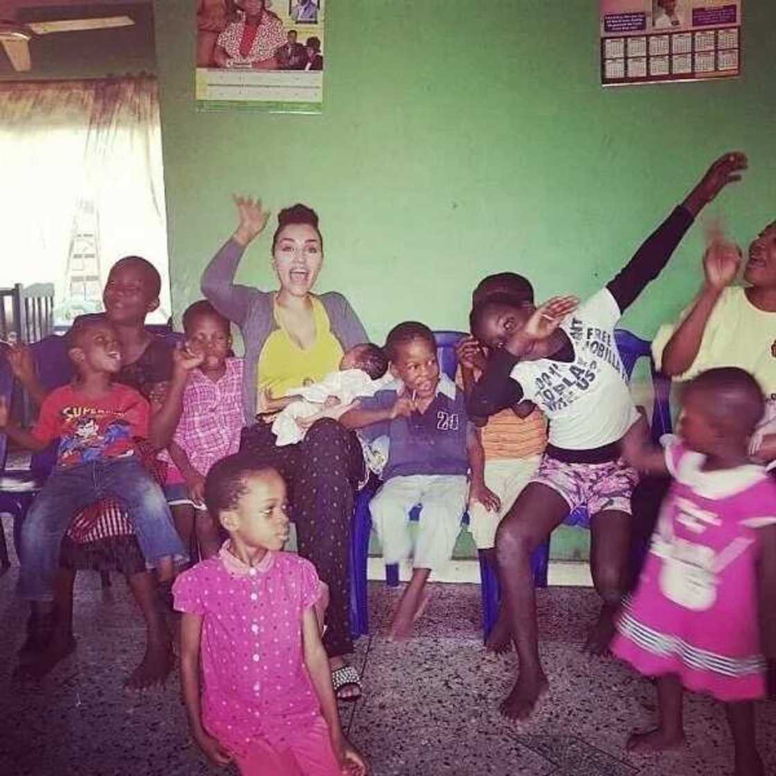 Iara Oshiomhole visits orphanage home in Edo state (photos) Iara Oshiomhole visits orphanage home in Edo state (photos)