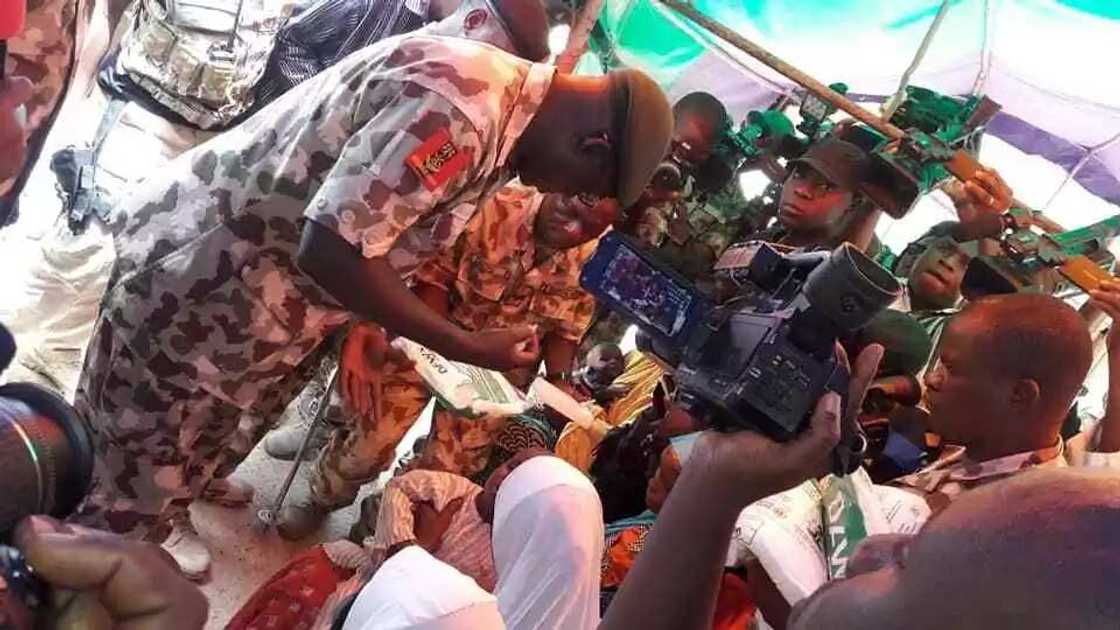 Sojoji sun duba lafiyar yan farar hula a kyauta a garin Maiduguri (hotuna) Sojoji sun duba lafiyar yan farar hula a kyauta a garin Maiduguri (hotuna)