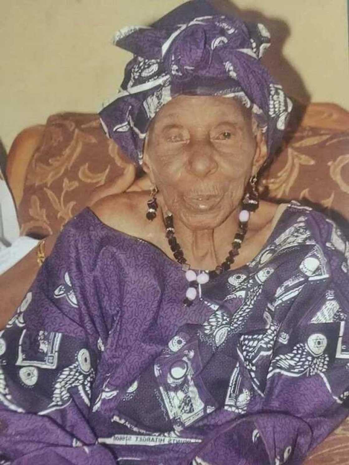 Mahaifiyar Janar Ishaya Bamaiyi da Janar Musa Bamaiyi ta rasu bayan ta shafe shekaru 99 a duniya. Mahaifiyar Janar Ishaya Bamaiyi da Janar Musa Bamaiyi ta rasu bayan ta shafe shekaru 99 a duniya.