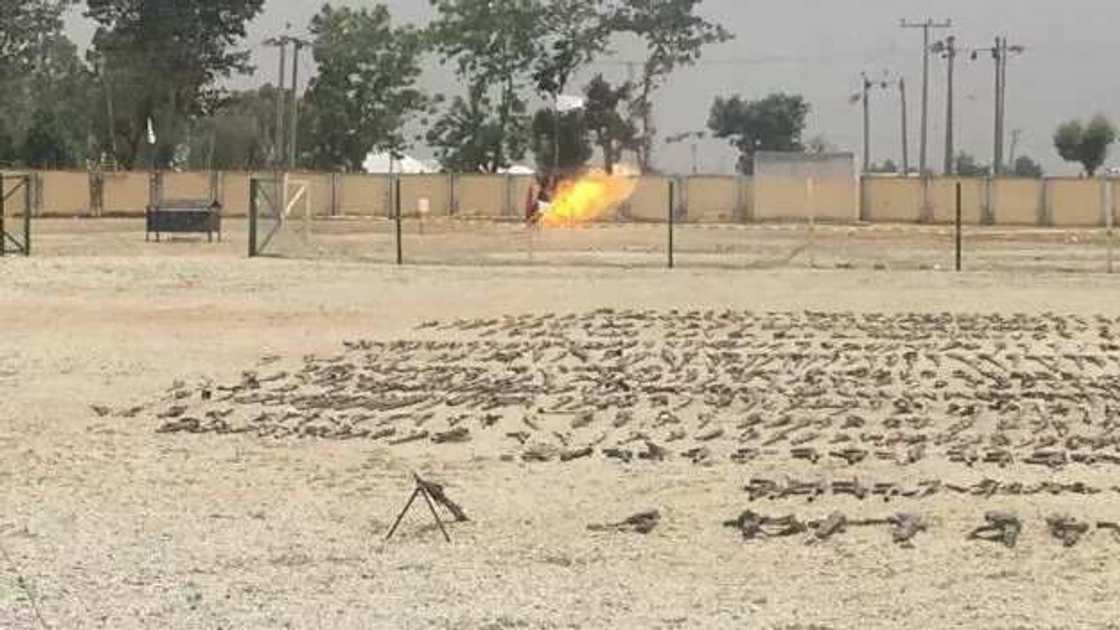 Hotunan taron lalata dubban bindigogi a jihar Zamfara Hotunan taron lalata dubban bindigogi a jihar Zamfara