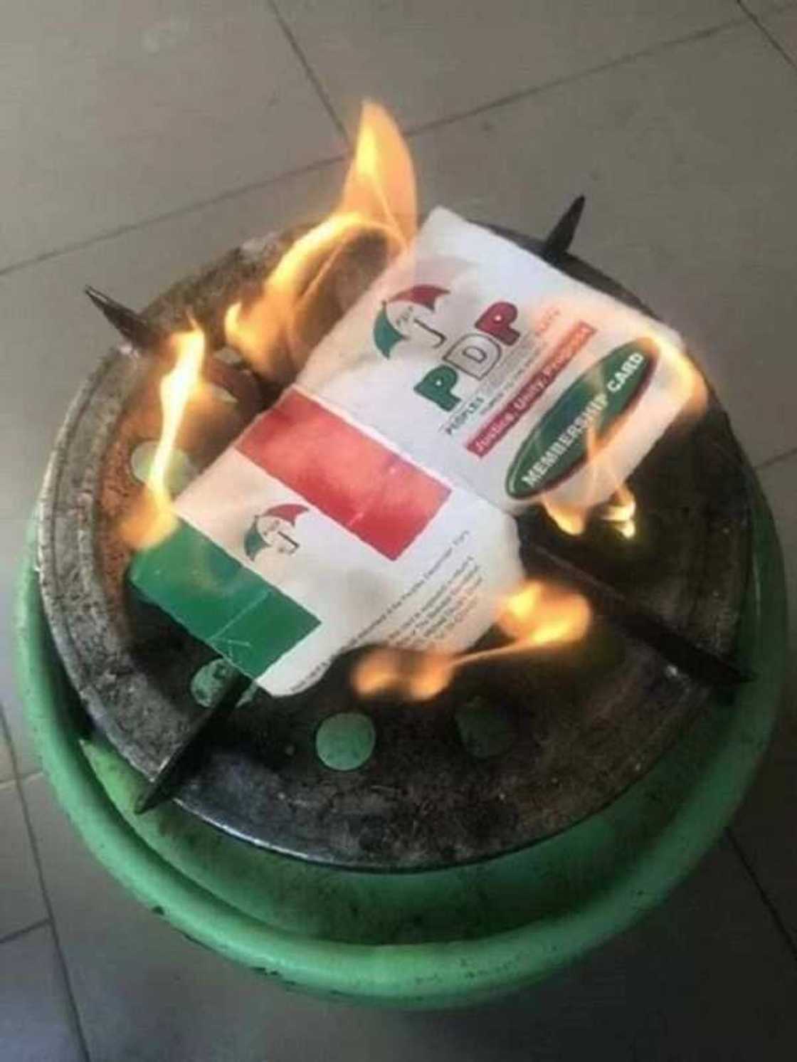 Canja dan takarar gwamnan PDP a Kano: Masoya Kwankwaso sun fara kona katinansu na PDP, hotuna Canja dan takarar gwamnan PDP a Kano: Masoya Kwankwaso sun fara kona katinansu na PDP, hotuna