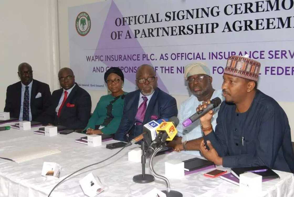 Buhari zai yi bincike: Cikin shuwagabannin hukumar kwallon kafan Najeriya ya duri ruwa Buhari zai yi bincike: Cikin shuwagabannin hukumar kwallon kafan Najeriya ya duri ruwa