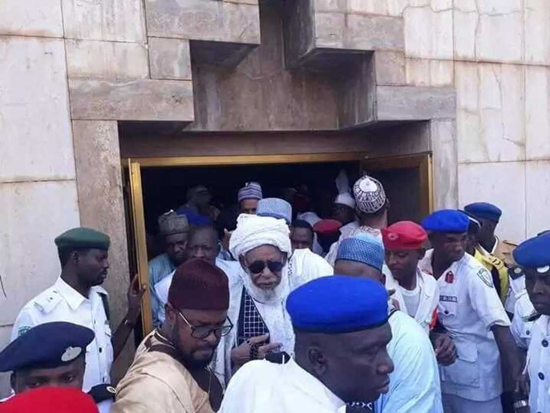 Sheikh Dahiru Bauchi ya jagoranci gudanar da zikirin Juma'a tare da yi wa kasa addu'a a babban masallacin Abuja (hotuna)