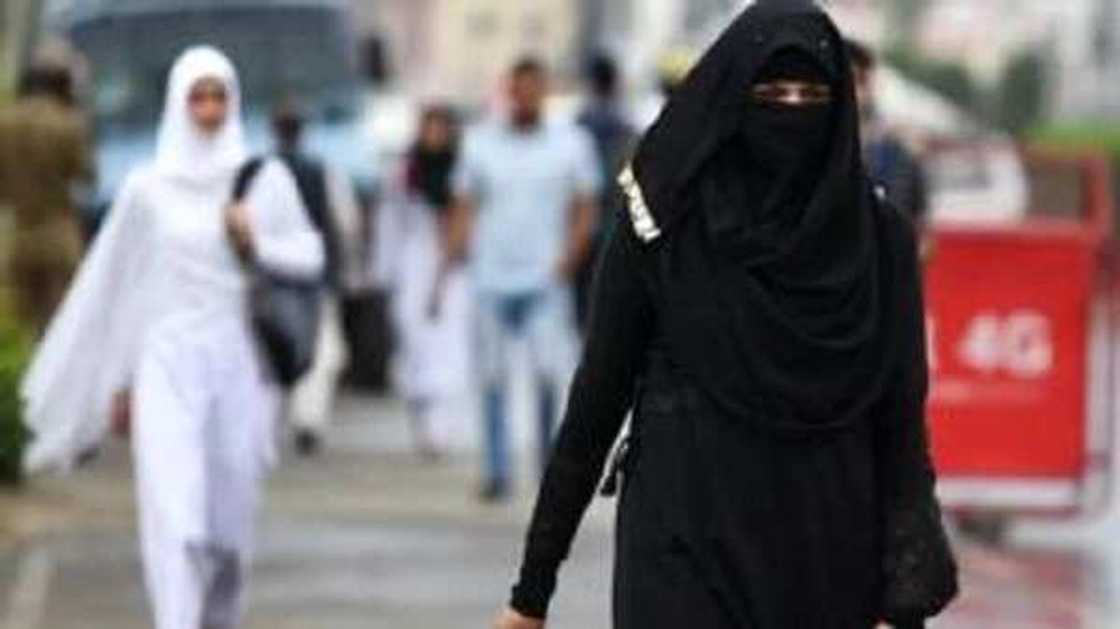 Za a hukunta masu yi wa mata saki uku a lokaci guda a kasar Indiya Za a hukunta masu yi wa mata saki uku a lokaci guda a kasar Indiya