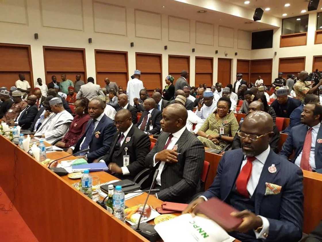 Wahalar fetir: Labari da hotunan yadda ta kasance tsakanin Baru da 'yan majalisa Wahalar fetir: Labari da hotunan yadda ta kasance tsakanin Baru da 'yan majalisa