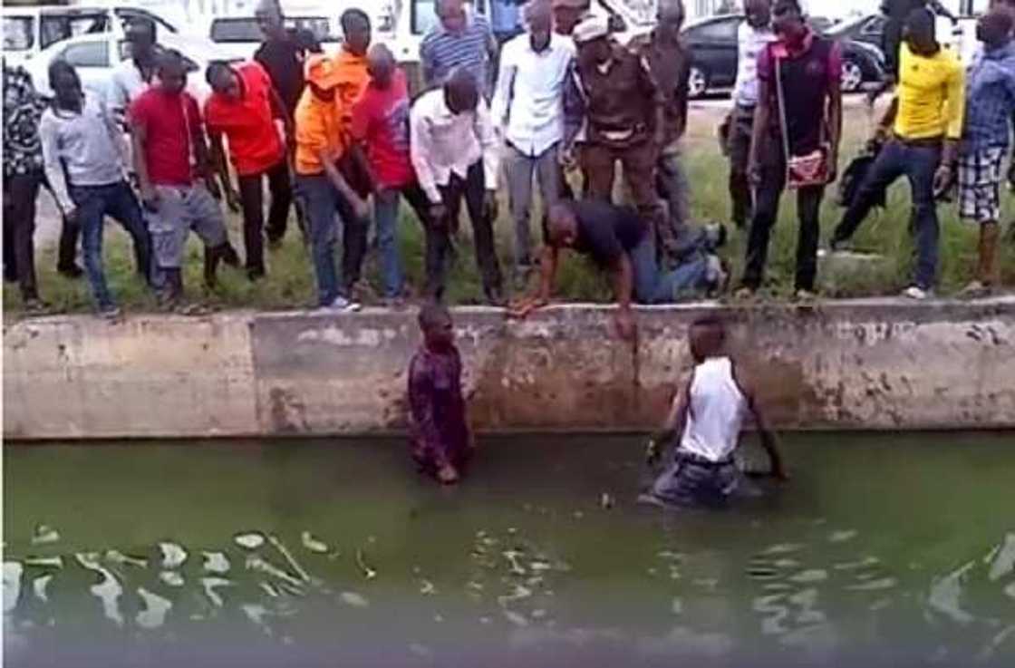 Abin dariya kuma abin tausayi, yaddda wani dan bas da fasinja suka daku da juna har cikin lambatu (Hotuna) Abin dariya kuma abin tausayi, yaddda wani dan bas da fasinja suka daku da juna har cikin lambatu (Hotuna)