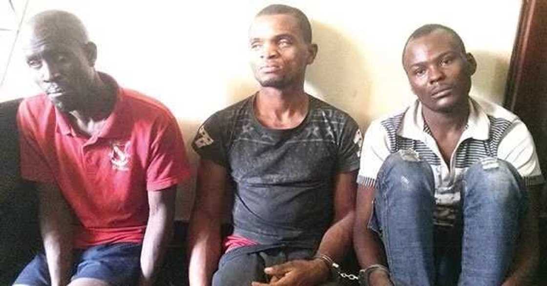 Halin bera: An kama kasurgumin barawo dumu-dumu yana sata cikin jirgi a Najeriya Halin bera: An kama kasurgumin barawo dumu-dumu yana sata cikin jirgi a Najeriya