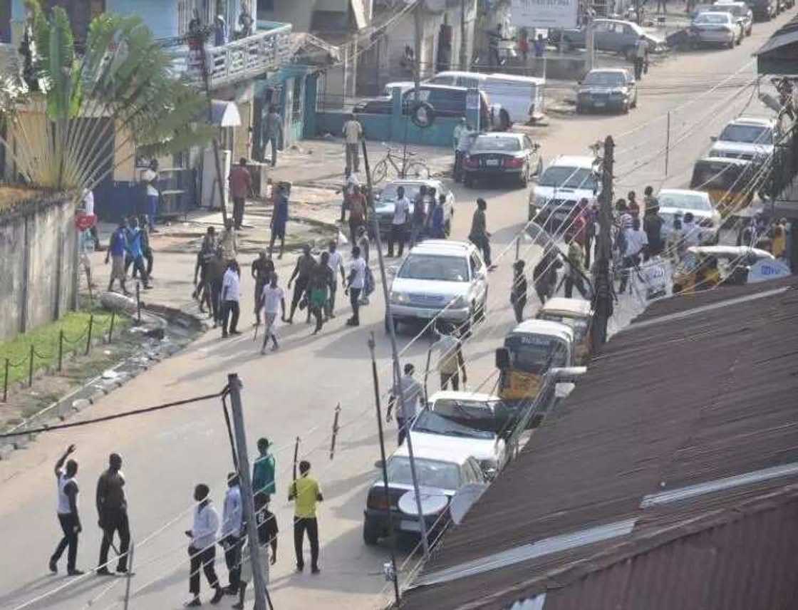 BREAKING: 3 reportedly killed as Hausa, Igbos clash in Aba BREAKING: 3 reportedly killed as Hausa, Igbos clash in Aba