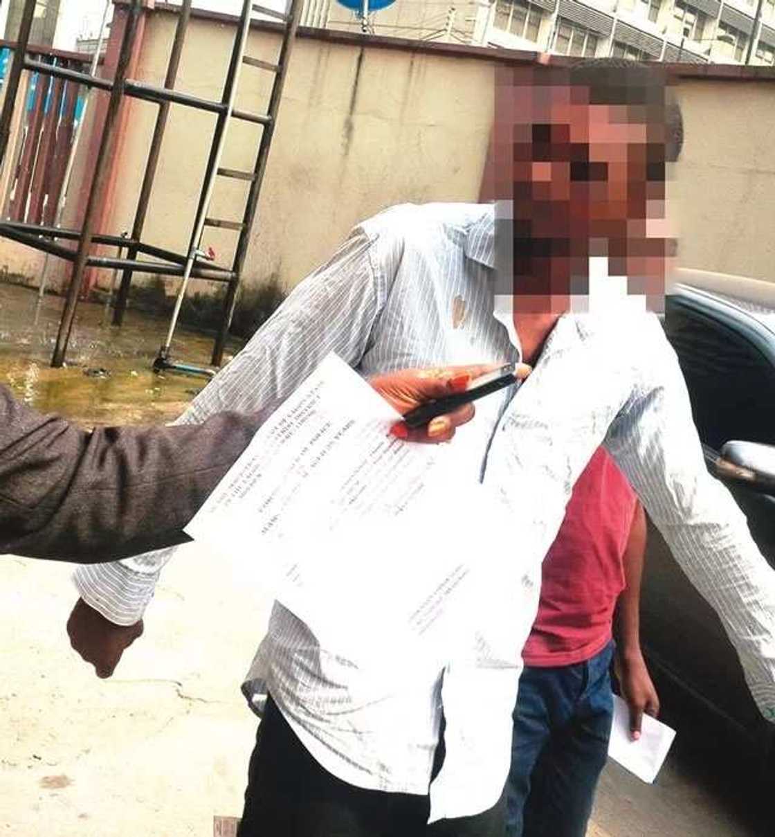 Pregnant woman assaulted by young man in Lagos Pregnant woman assaulted by young man in Lagos