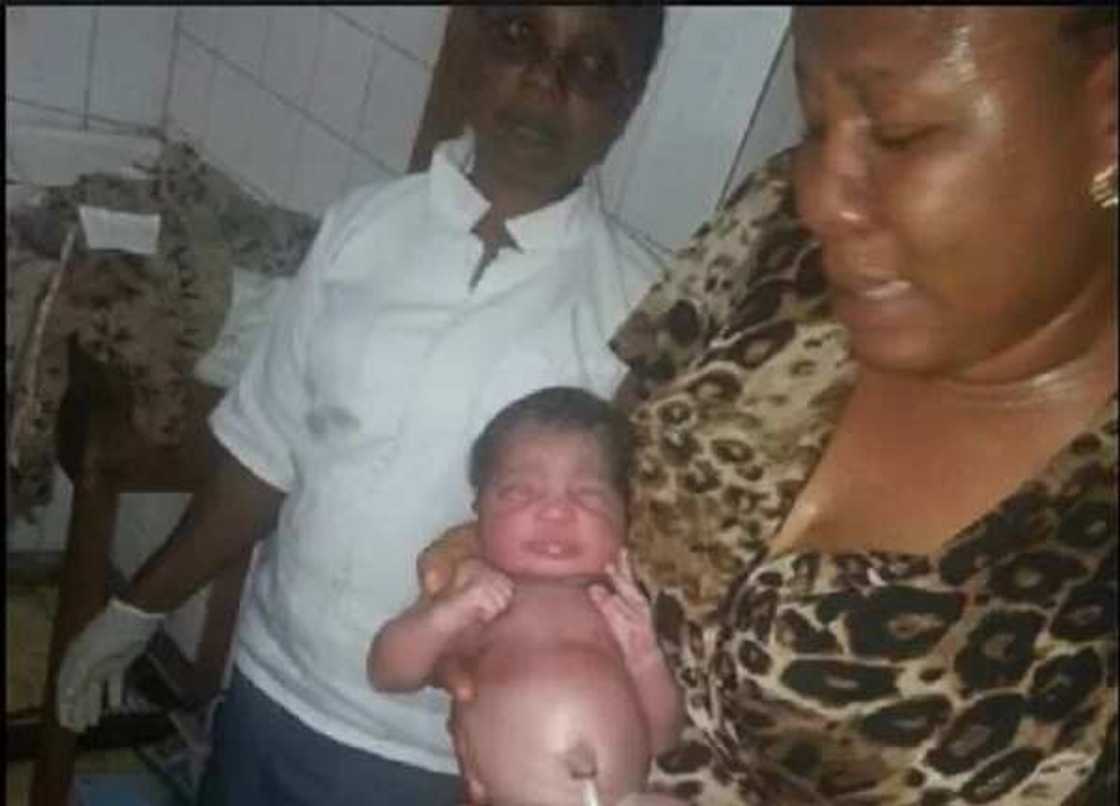 Lady rescues a baby dumped under Coker Bridge,Lagos Lady rescues a baby dumped under Coker Bridge,Lagos