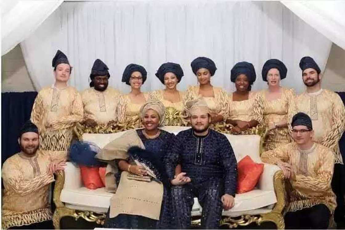 A yayin da farin fata ya fada soyayya da yar Najeriya (Hoto) A yayin da farin fata ya fada soyayya da yar Najeriya (Hoto)