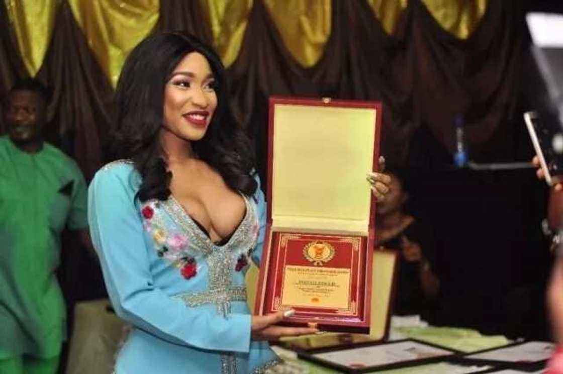 Tonto Dikeh bads Peace Ambassador award Tonto Dikeh bads Peace Ambassador award