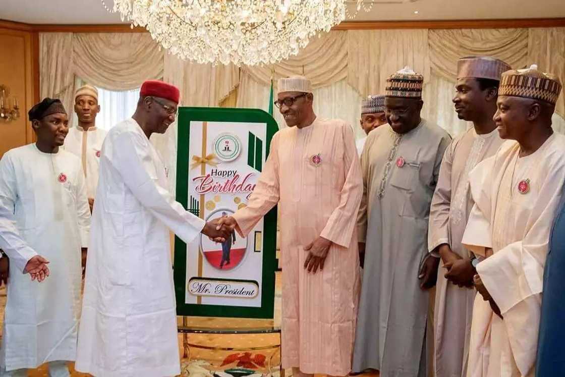 Dubi yadda Buhari ya yi murnar zagayowar ranar haihuwar sa bayan yaki amincewa a yi masa fareti Dubi yadda Buhari ya yi murnar zagayowar ranar haihuwar sa bayan yaki amincewa a yi masa fareti
