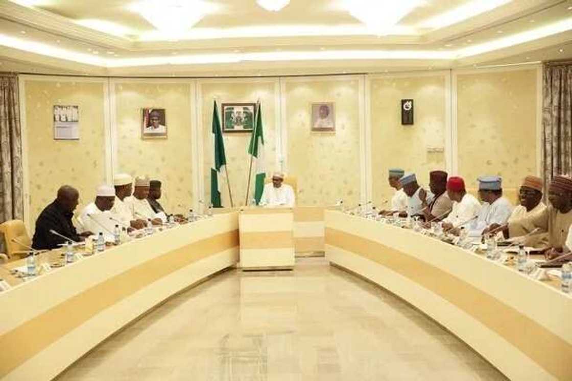 Gwamnonin APC yayin ganawa da shugaba Buhari a fadar sa Gwamnonin APC yayin ganawa da shugaba Buhari a fadar sa