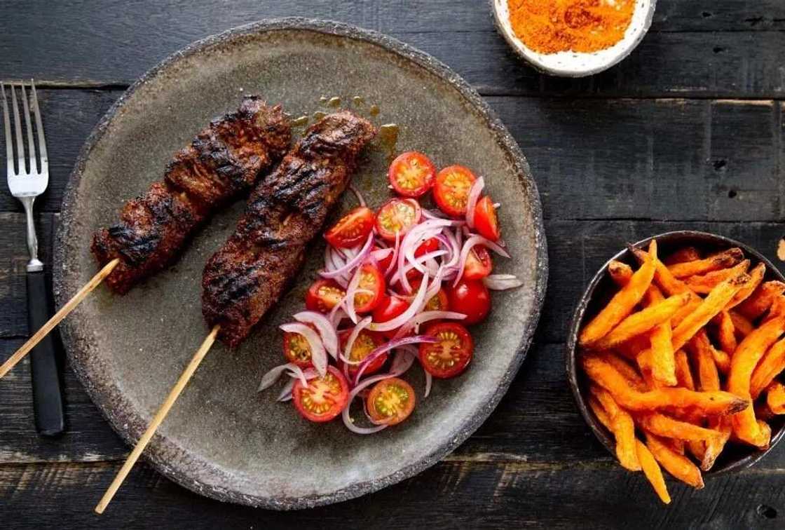 Karin matsayi: Hotunan wani Bahaushe da ya bude wurin saida suya a birnin Landan Karin matsayi: Hotunan wani Bahaushe da ya bude wurin saida suya a birnin Landan