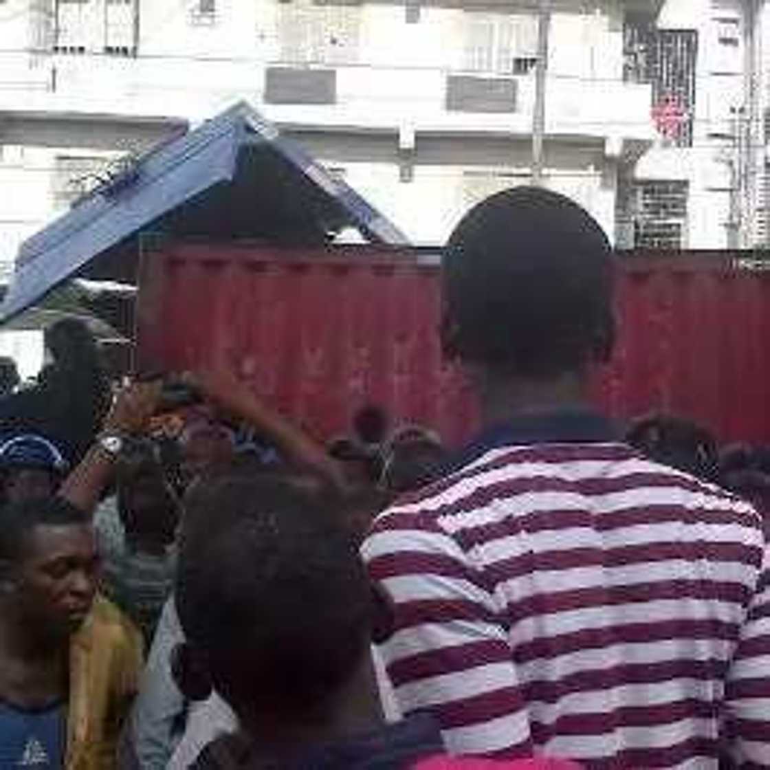 PHOTOS: Trailer Skids On Ojuelegba Bridge, Lands On Cars PHOTOS: Trailer Skids On Ojuelegba Bridge, Lands On Cars