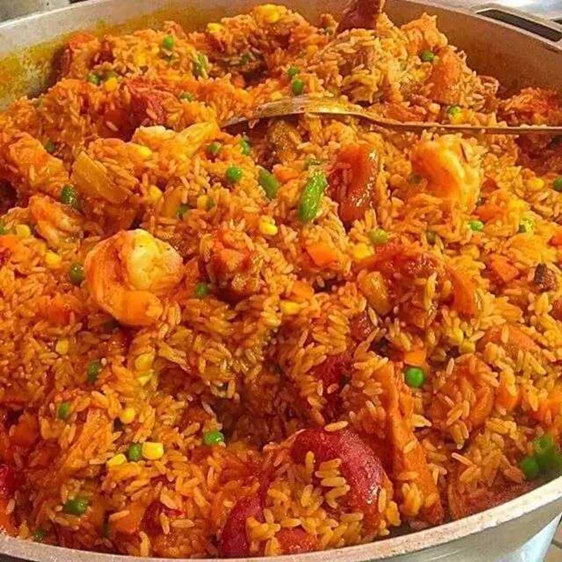 How to cook party jollof rice with bay leaf How to cook party jollof rice with bay leaf