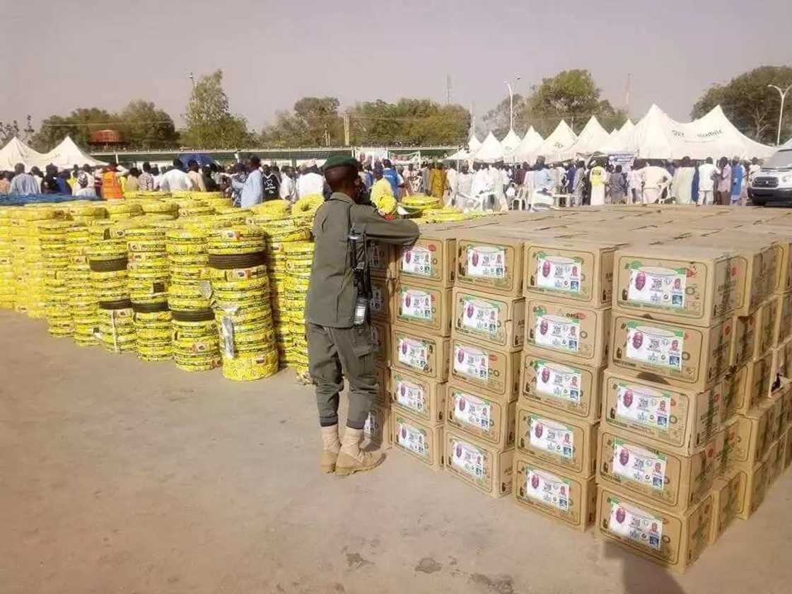 Gwamna Ganduje ya taimaka wa masu sana'ar A Daidaita Sahu a jihar Kano Gwamna Ganduje ya taimaka wa masu sana'ar A Daidaita Sahu a jihar Kano