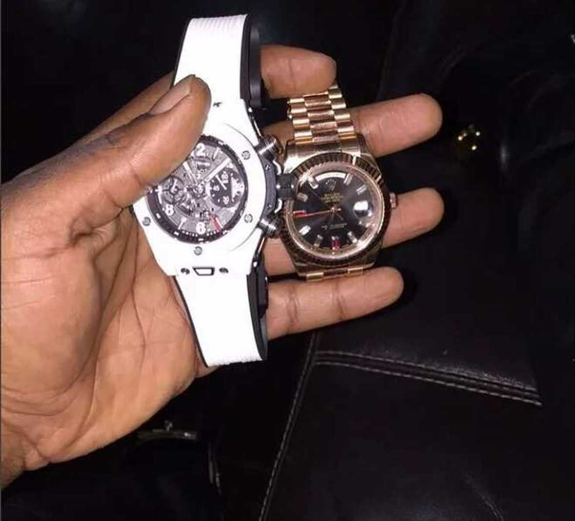 Mali Fans Give Davido Two Expensive Wristwatches Mali Fans Give Davido Two Expensive Wristwatches