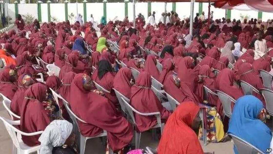 Jigo a jam'iyyar APC ya dauki nauyin aurar da mutane 100 a Sokoto Jigo a jam'iyyar APC ya dauki nauyin aurar da mutane 100 a Sokoto