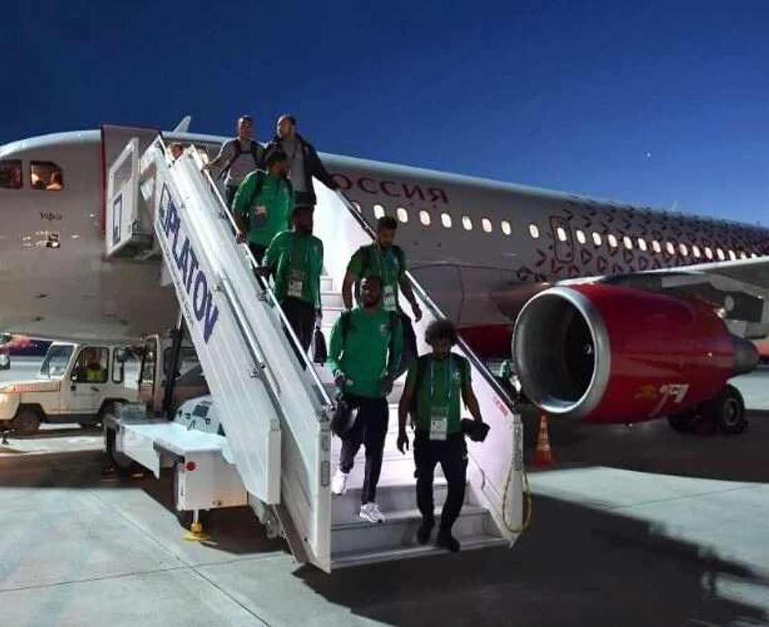 Kungiyar kwallon kafa ta Saudiyya sun isa Rasha lafiya bayan jirgin su ya kama da wuta a sararin samaniya Kungiyar kwallon kafa ta Saudiyya sun isa Rasha lafiya bayan jirgin su ya kama da wuta a sararin samaniya