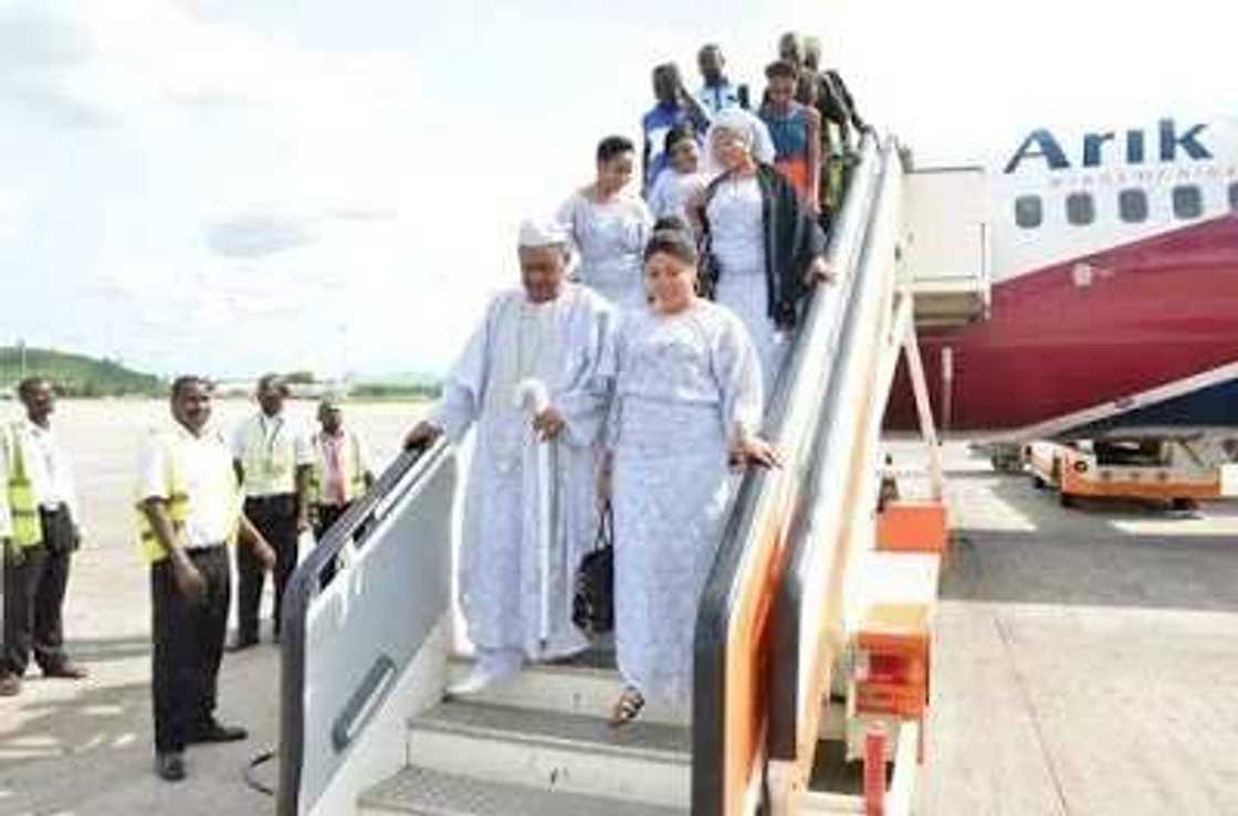 Alaafin Of Oyo Causes Stir With Wives At The Airport