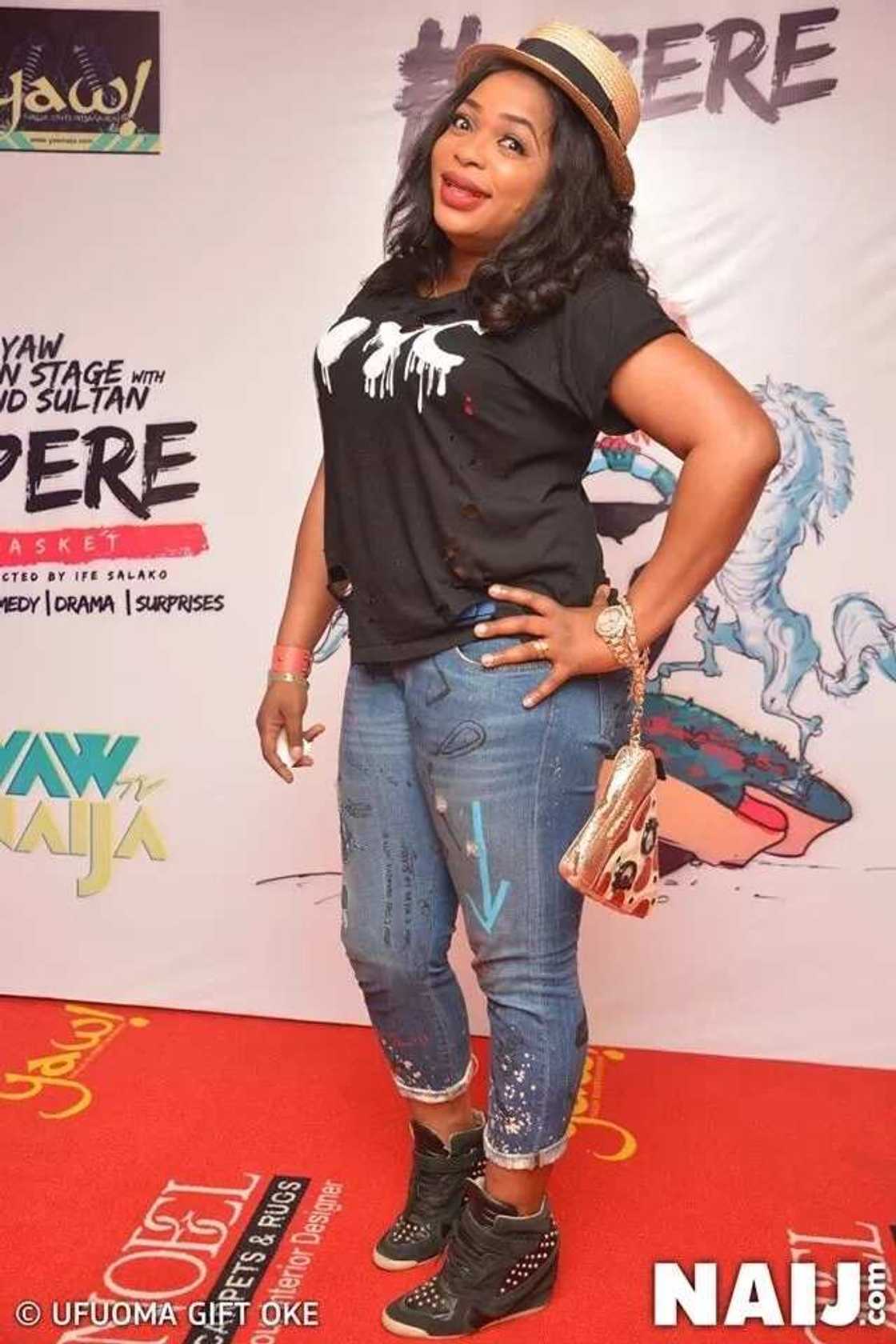 Actors, comedians, dignitaries honour Yaw at the #Apere show Actors, comedians, dignitaries honour Yaw at the #Apere show