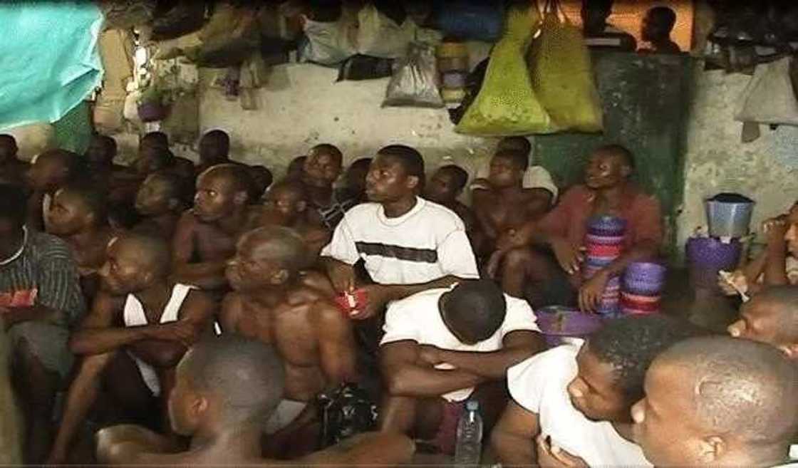 Yan fursuna sun tarwatsa gidan Yari, sun fantsama cikin gari Yan fursuna sun tarwatsa gidan Yari, sun fantsama cikin gari