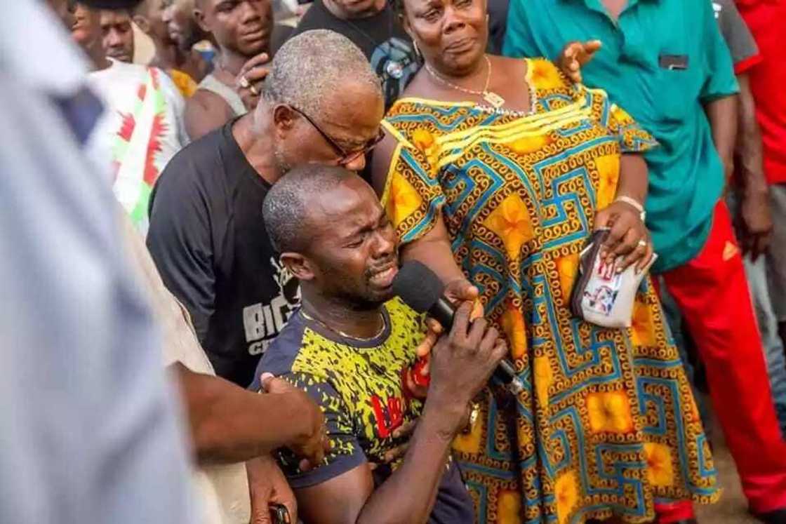 Hotunan ta'aziyyar Gwamna Obaseki ga iyalan direban da 'dan sanda ya kashe a Edo Hotunan ta'aziyyar Gwamna Obaseki ga iyalan direban da 'dan sanda ya kashe a Edo