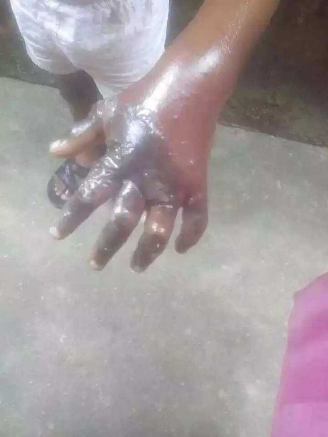 Wani mutum ya kona hannun dan matarsa kan satar N200 Wani mutum ya kona hannun dan matarsa kan satar N200