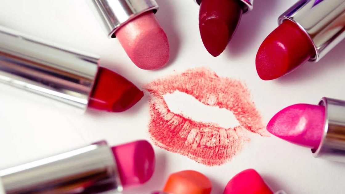 Choose lipsticks and lips glosses of different shades Choose lipsticks and lips glosses of different shades