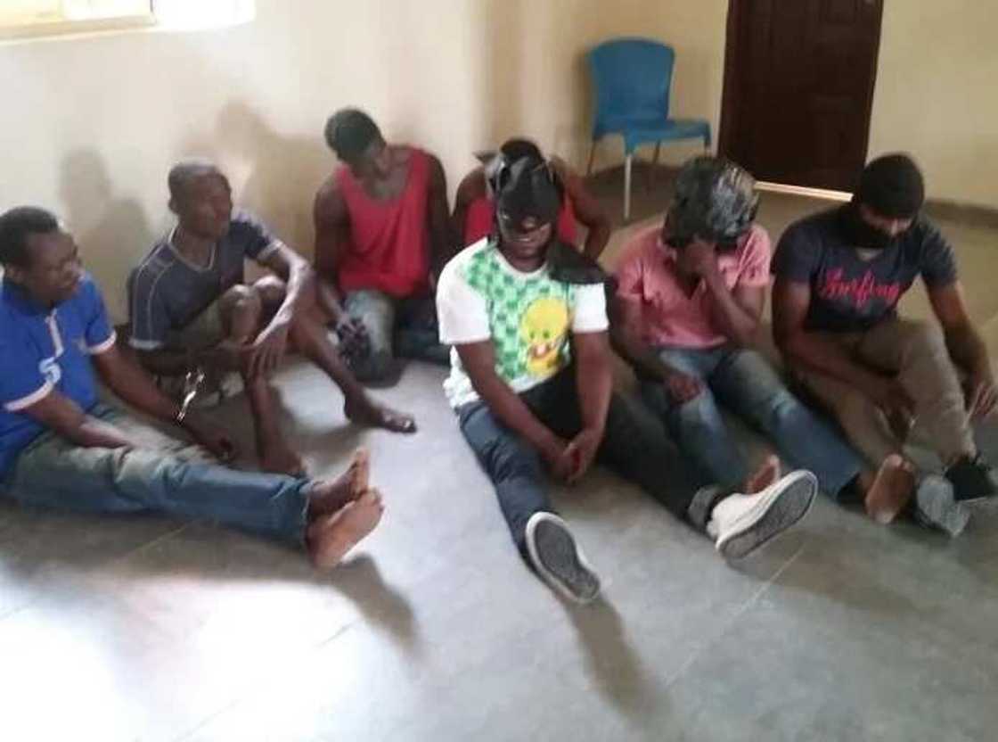 Yan sandan jihar Akwa Ibom sun kama yan bindiga uku da bam Yan sandan jihar Akwa Ibom sun kama yan bindiga uku da bam