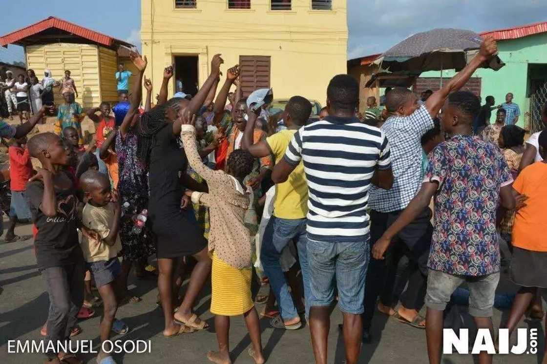 Zaben Ekiti: Kalli hotunan murnar magoya bayan Fayose bayan sun yi ikirarin hango kyallin nasara Zaben Ekiti: Kalli hotunan murnar magoya bayan Fayose bayan sun yi ikirarin hango kyallin nasara