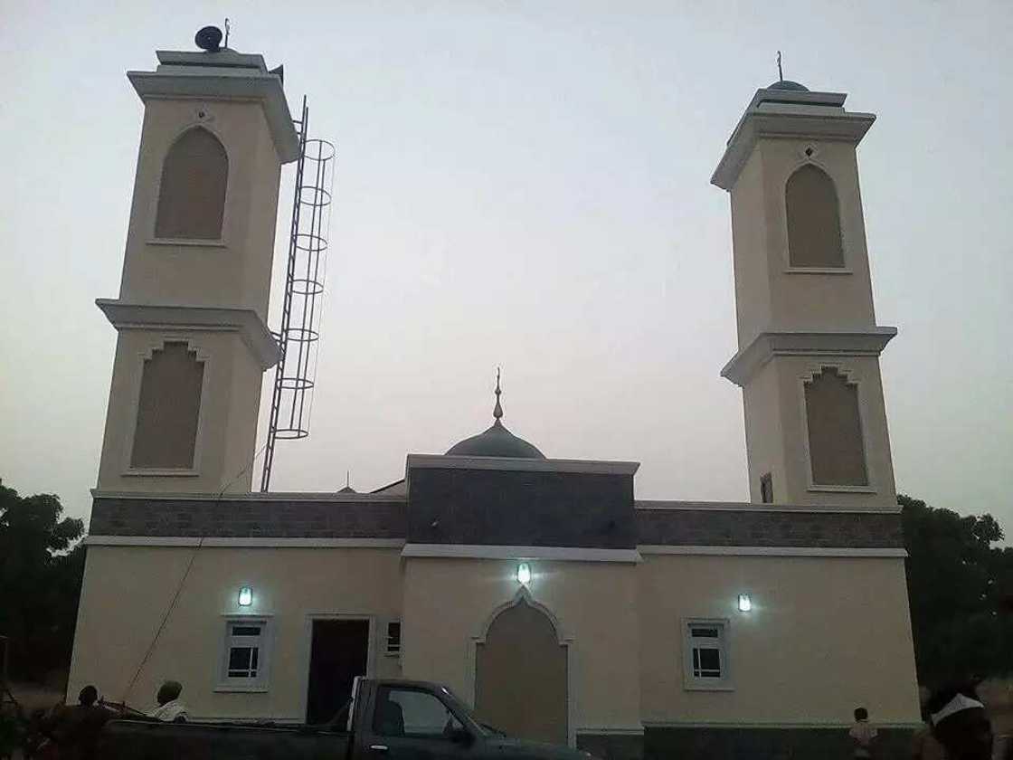 Dan Majalisar Tarayya ya mallakawa kungiyar Izala katafaren Masallacin da ya gina (hotuna) Dan Majalisar Tarayya ya mallakawa kungiyar Izala katafaren Masallacin da ya gina (hotuna)