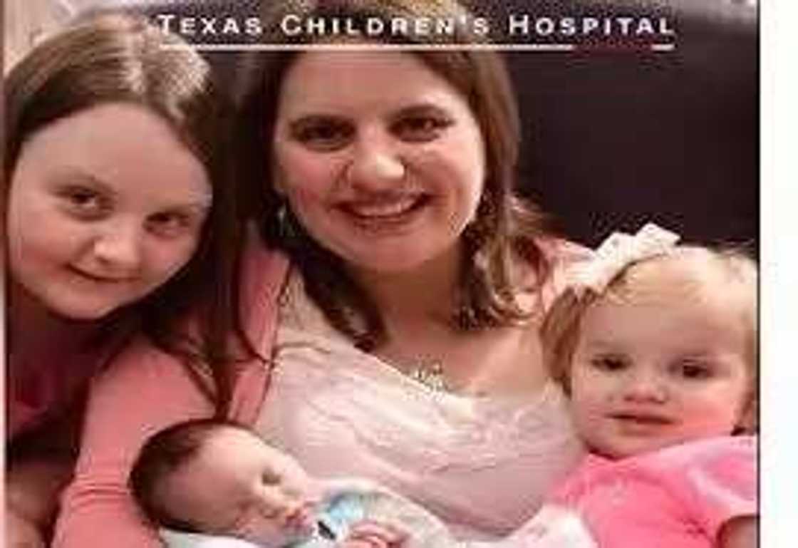 Ga wata yarinya da aka haifa sau biyu a duniya Ga wata yarinya da aka haifa sau biyu a duniya