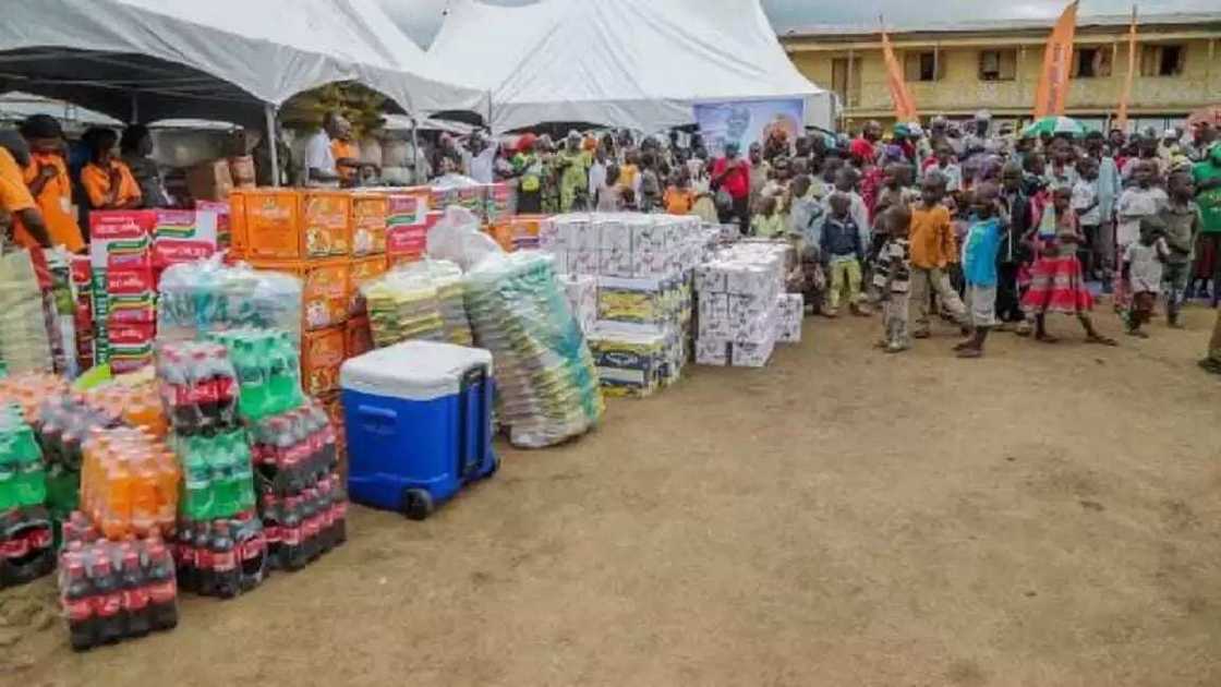 Wani hamshakin Attajiri yayi ma marasa galihu tagomashi Wani hamshakin Attajiri yayi ma marasa galihu tagomashi