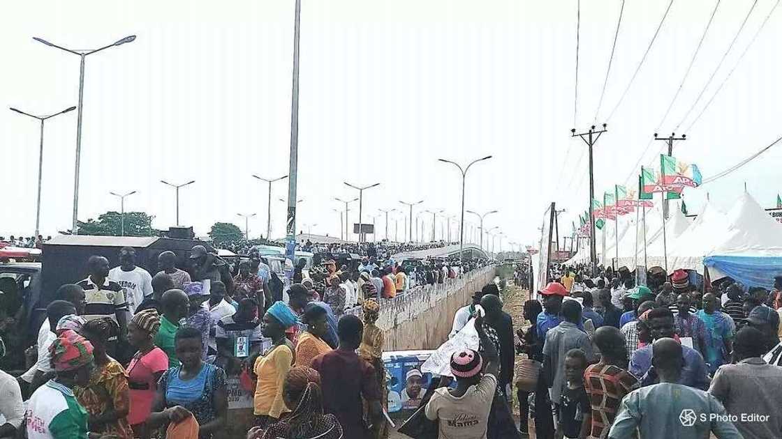 Sanata, tsohon minista da wasu 13 sun canja sheka daga PDP zuwa APC Sanata, tsohon minista da wasu 13 sun canja sheka daga PDP zuwa APC